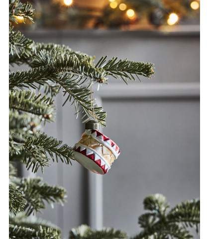 De fine juletrommer fra House Doctor hænger smukt på juletræet.
