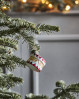 De fine juletrommer fra House Doctor hænger smukt på juletræet.