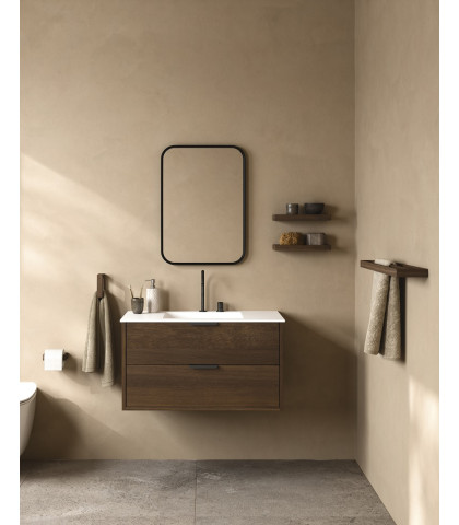 Den fine Andersen Furniture hylde er perfekt både på badeværelset til parfume, i køkkenet til krydderier eller i stuen til lidt nips og billeder.