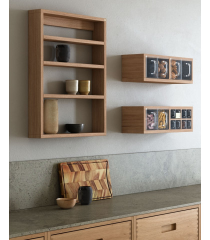 A-Podium Shelf fra Andersen Furniture er perfekt at hænge i køkkenet hvor du kan stille dine yndlingskrus og skåle på hylden