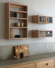 A-Podium Shelf fra Andersen Furniture er perfekt at hænge i køkkenet hvor du kan stille dine yndlingskrus og skåle på hylden