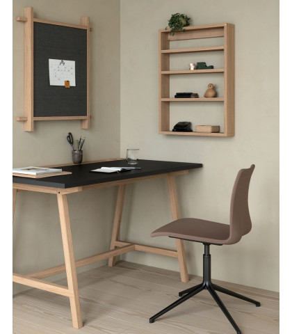 Skab hygge og god atmosfære på kontoret med den stilfulde A-Podium Shelf fra Andersen Furniture. En hylde hvor der er tænkt på alle detaljer. Høj kvalitet og ærligt udtryk