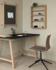 Skab hygge og god atmosfære på kontoret med den stilfulde A-Podium Shelf fra Andersen Furniture. En hylde hvor der er tænkt på alle detaljer. Høj kvalitet og ærligt udtryk