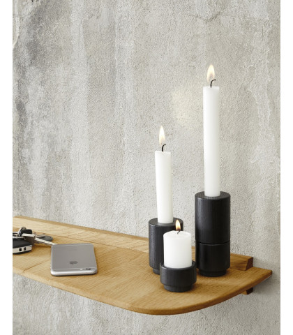 Hylde med smukke detaljer. Andersen Furniture hylde i naturolieret egetræ. Lang hylde med let og elegant look.