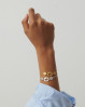 Meget smukt armbånd som udstråler det feminine med det bølgede design, og samtidig en smule rå med den let bankede overflade.
