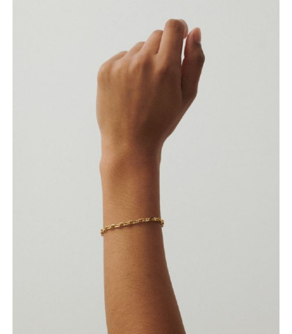 Armbånd med snoet kæde, som giver looket et ekstra twist. Et armbånd som meget let kan kombineres med andre armbånd - skab dit eget look med Pernille Corydon armbånd.