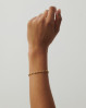 Armbånd med snoet kæde, som giver looket et ekstra twist. Et armbånd som meget let kan kombineres med andre armbånd - skab dit eget look med Pernille Corydon armbånd.