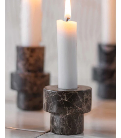 Tilfør luksus og elegance til din indretning med den smukke Marble lysestage i brunt marmor. Mette Ditmer lysestage.