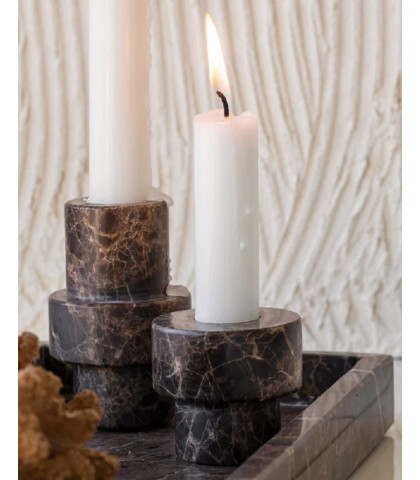 Tilfør hygge og luksusstemning til dit hjem med denne smukke Mette Ditmer lysestage.