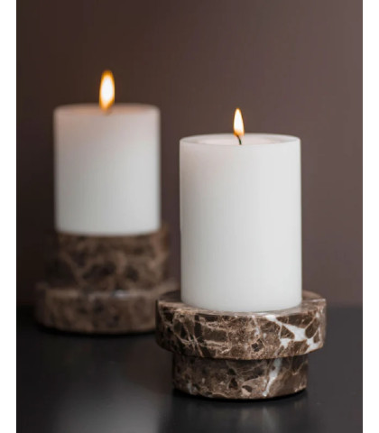 Bring hotelstemningen ind i din indretning med denne smukke Mette Ditmer MARBLE lysestage