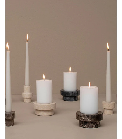 Skab hygge og god atmosfære i hjemmet med en smuk Mette Ditmer lysestage i brunt marmor med smukke aftegninger.