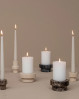 Skab hygge og god atmosfære i hjemmet med en smuk Mette Ditmer lysestage i brunt marmor med smukke aftegninger.