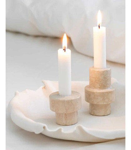 Smukke Mette Ditmer lysestager som udstråler både hygge og elegance. Stilfulde lysestager i sandfarvet marmor.