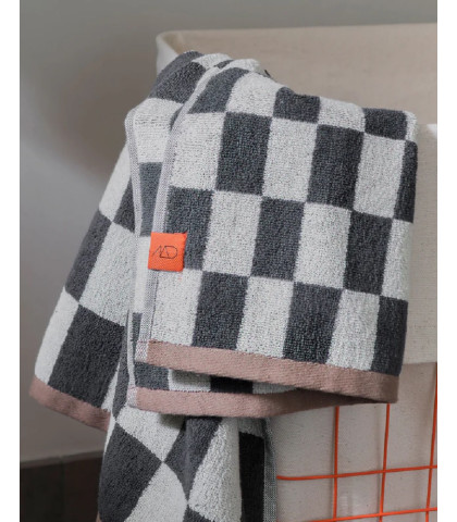 Giv badeværelset et nyt look med de fine Mette Ditmer håndklæder. Håndklæder som udstråler både RETRO og moderne.