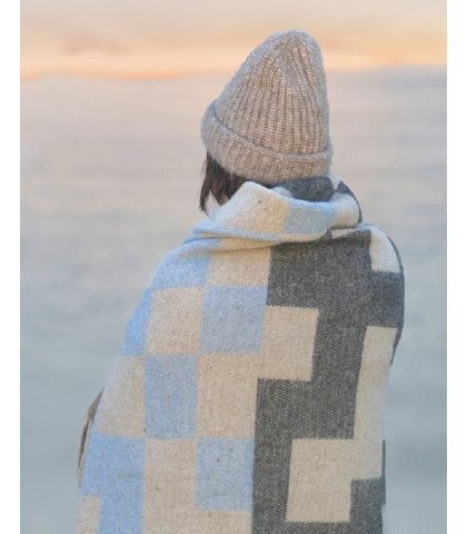 Den perfekte plaid til at krybe under i sofaen. Eller tag den bløde plaid med på terrassen en sommeraften.