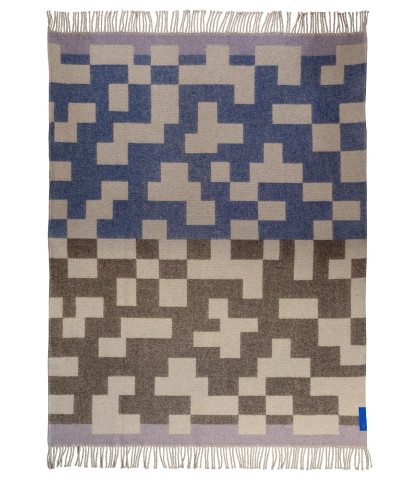 En plaid som udstråler stil og luksus. Mette Ditmer plaid med skøn farvekombination af brun, kobolt og sandfarve. Tilfør luksus og komfort til dit hjem med denne skønne MAZE plaid.
