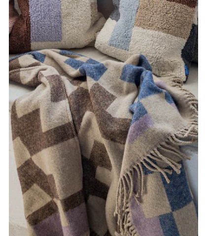 En plaid som indbyder til hygge på sofaen. Plaiden er både luksuriøs og indbydende med sin tykke, bløde kvalitet