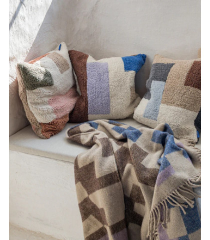 Mette Ditmer pudebetræk som udstråler hygge og skøn stemning. Det tuftede pudebetræk har en blødeste overflade og skønt moderne grafisk look.