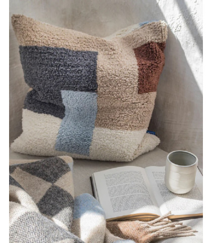 Pudebetræk med tufted look og tekstur. Den bløde overflade er med til at fremhæve de skønne farve og gøre puden mere "levende"