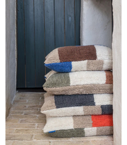 Indret dit hjem med hyggelige Mette Ditmer pudebetræk. Brick pudebetræk med moderne grafisk design og lækker blødt tufted look