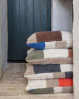 Indret dit hjem med hyggelige Mette Ditmer pudebetræk. Brick pudebetræk med moderne grafisk design og lækker blødt tufted look