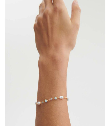 Smukt armbånd i forgyldt sølv med skønne perler i lyse farver. Perlerne er i forskellige former og størrelser. Perfekt armbånd til sommer outfits.
