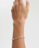 Smukt armbånd i forgyldt sølv med skønne perler i lyse farver. Perlerne er i forskellige former og størrelser. Perfekt armbånd til sommer outfits.