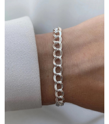 Smukt armbånd som giver en lækker elegant fylde på håndleddet.