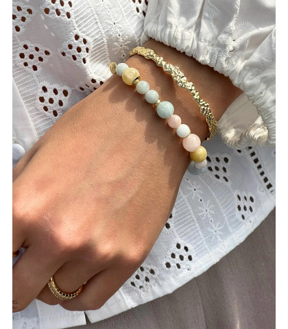 Perfekt armbånd til dine sommer outfits. Feminint armbånd fyldt med de skønneste perler i lyse farver.