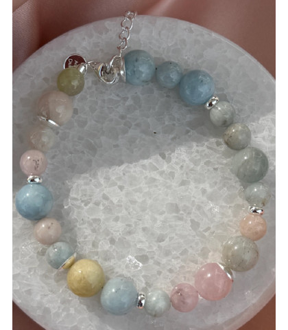 Aqua Dulce armbånd fyldt med perler i skønne lyse nuancer. Et armbånd som får dig til at tænke på sol og sommer.