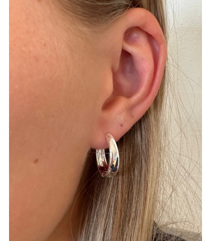 Emma Big Hoops har en helt glat og blank overflade, som fanger lyset  på skønneste vis. Klassiske brede sølv hoops 