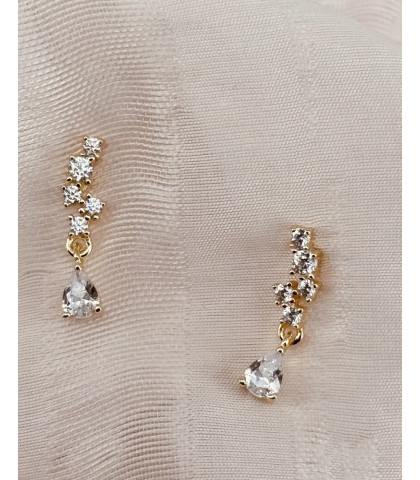 Enkle og feminine ørestikker fra Aqua Dulce. Ørestikkerne fylder ikke så meget, så de er helt perfekte at kombinere med flere øreringe. Ørestikker med lidt bling bling.