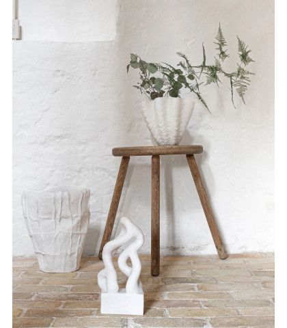 Giv din indretning elegance med denne smukke SHELL vase fra Mette Ditmer. Vasens form efterligner en musling