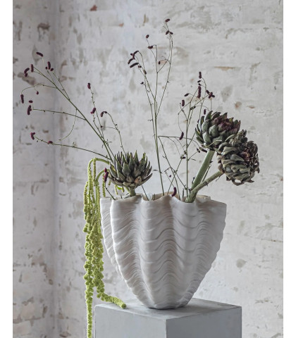 Stor vase som tilfører elegance til hjemmet. Vasen er udformet som en musling. Et kusntværk til dit hjem.