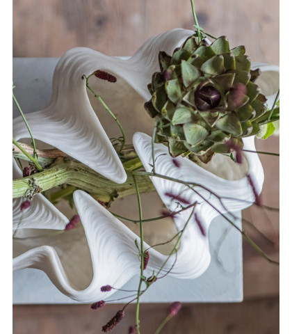 Mette Ditmer vase med buet åbning, så dine blomster ikke falder ud til siden. Skulpturel og elegant stor vase fra Mette Ditmer.