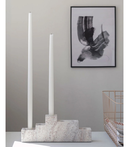 Giv din indretning et pift med denne utrolig smukke og elegante lysestage med plads til 6 kronelys.