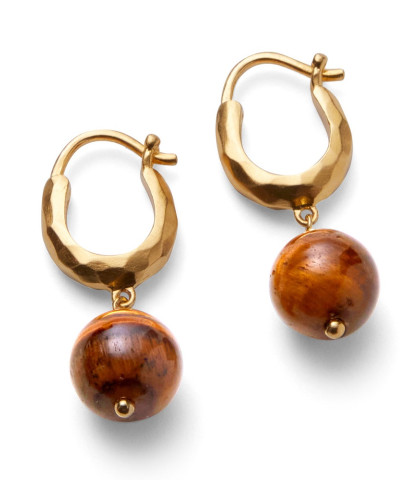 Smukke unikke øreringe fra Pernille Corydon. De unikke Earth øreringe har de glatte, runde Tiger Eye sten som giver elegant look