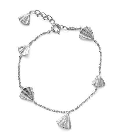 Dette smukke Pernille Corydon armbånd i sterlingsølv er prydet med seks små, bladformede vedhæng, der er inspireret af efterårets bløde former.