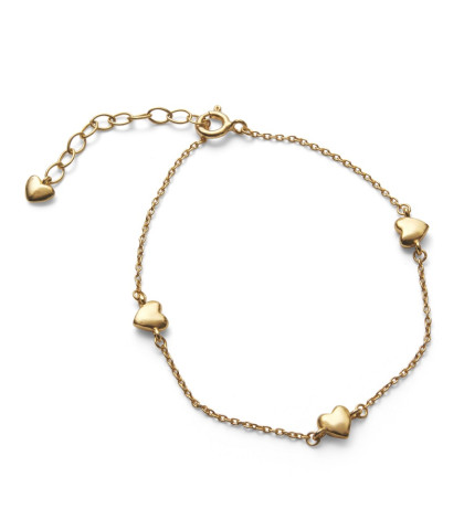Adore Bracelet er lavet af 18 karat forgyldt sølv og prydet med fire små, chunky hjerter. Det perfekte smykke til hende du elsker