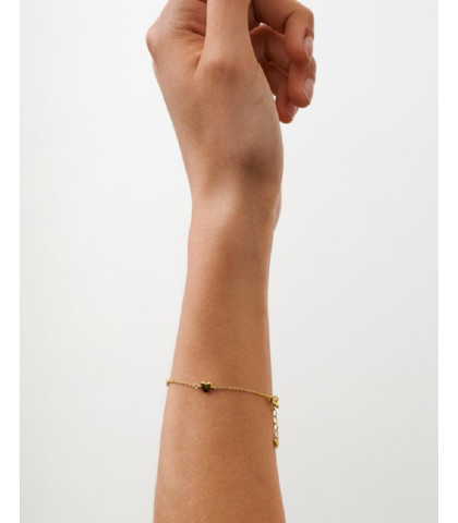 Armbåndet med de bløde, buede former og den blanke overflade giver et delikat, men iøjnefaldende udtryk.