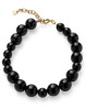 Night Sky armbånd fra Pernille Corydon. De varierende størrelser af stenene skaber et naturligt og levende udtryk, mens deres blanke overflade reflekterer lyset som stjerner på en vinternat.