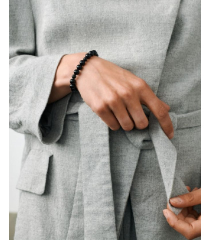 Det smukke Pernille Corydon armbånd er håndlavet af forgyldt, certificeret genanvendt sterlingsølv og designet til at komplementere både lyse og mørke farver.