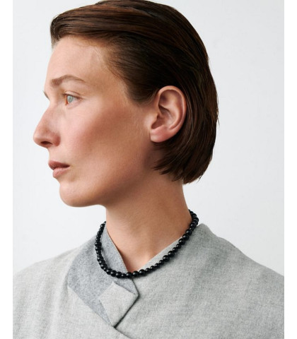 Halskæden er perfekt som kontrast til lyse nuancer eller som del af et sofistikeret, mørkt look. Tidsløs elegance til dit look.