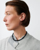 Halskæden er perfekt som kontrast til lyse nuancer eller som del af et sofistikeret, mørkt look. Tidsløs elegance til dit look.