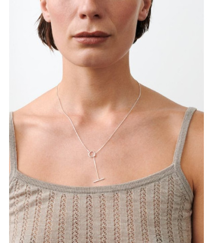 Halskædens justerbare længde gør det nemt at style den både kort og lang. Perfekt til hverdag eller særlige øjeblikke. Smuk halskæde med T-lås.