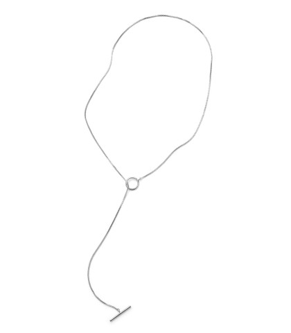 Pernille Corydon Hope halskæde med dekorativ T-lås. Denne 50 cm lange halskæde er justerbar, hvilket gør den alsidig og let at kombinere med andre smykker eller bære alene for et minimalistisk udtryk. 
