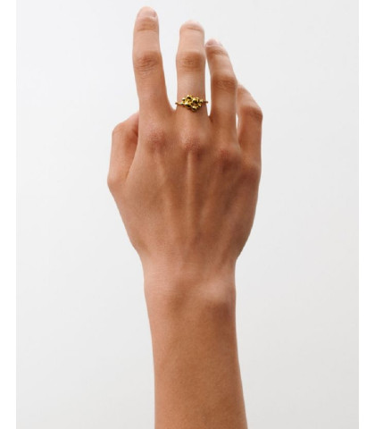 Pernille Corydon Pebble fingerringen er udsmykket med syv afrundede elementer i sterlingsølv, der fanger lyset smukt. Perfekt alene eller sammen med andre ringe. 