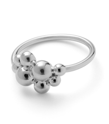 Denne smukke Pernille Corydon Pebble fingerring er indbegrebet af tidløs skønhed. Designet kombinerer enkelhed og elegance, inspireret af strandstenes bløde former. 