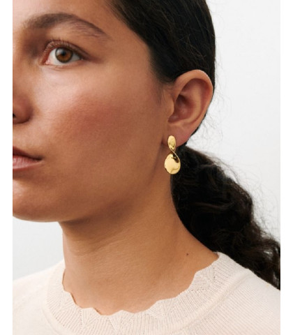 La Pausa øreringene fra Pernille Corydon både feminine og kunstneriske. Perfekte til et elegant statement eller som en del af en personlig smykkekombination. 