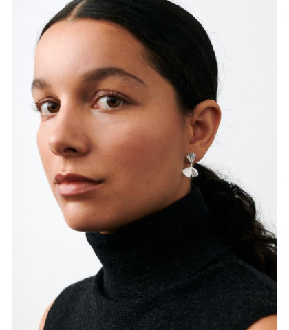 Pernille Corydon Autumn Leaf øreringene kombinerer et minimalistisk design med bladformede vedhæng i genanvendt sterlingsølv. Perfekte til både hverdag og fest.
